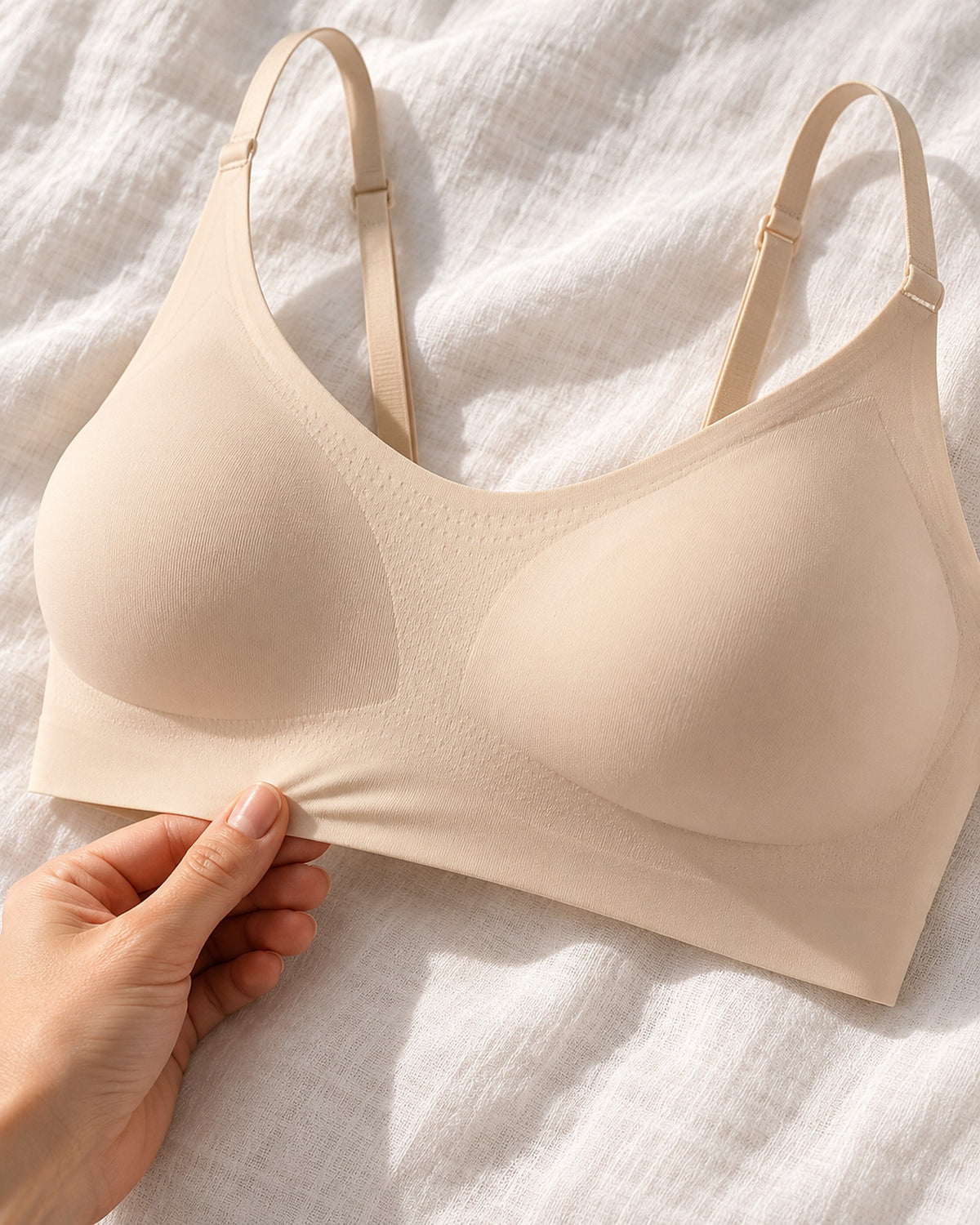 Une main étire la bande lisse du tricot sans couture